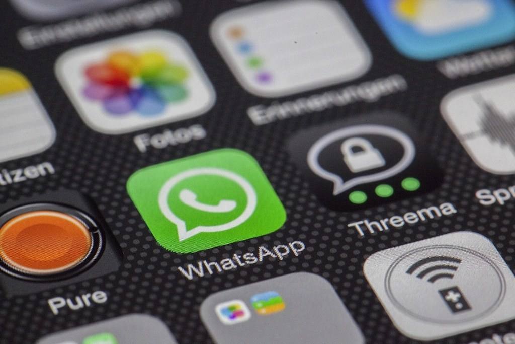 Íconos de aplicaciones en la pantalla de un celular