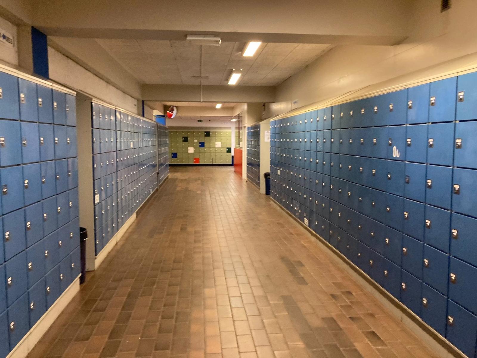Un pasillo de escuela vacío con lockers