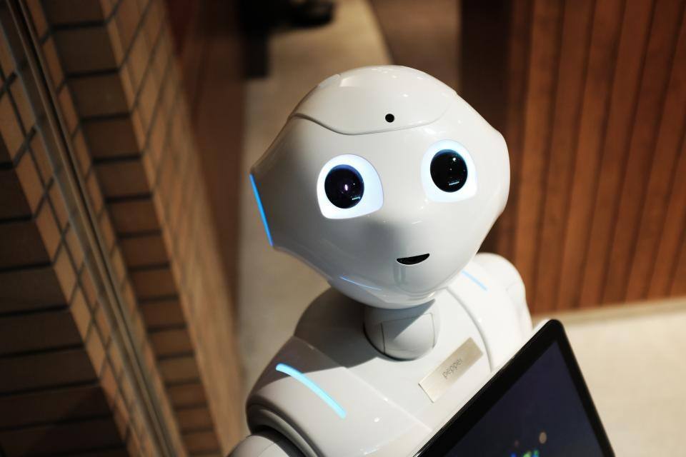 Un robot humanoide mirando a cámara